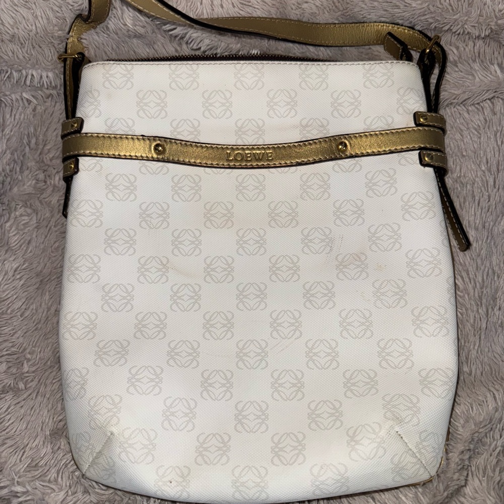 Loewe White and Gold Crossbody Bag with Elegant Design - Picture 2 of 8